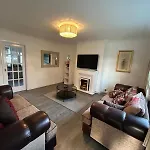 Quiet Single Room Near Queen Elizabeth Hospital And University