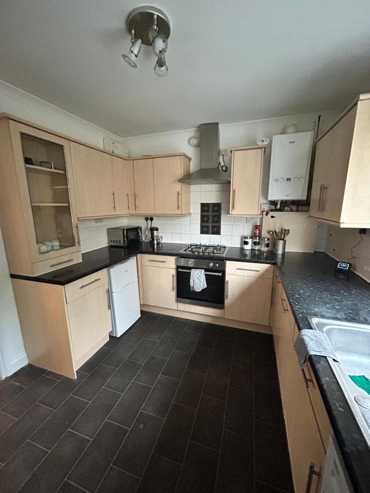 Quiet Single Near Queen Elizabeth Hospital And