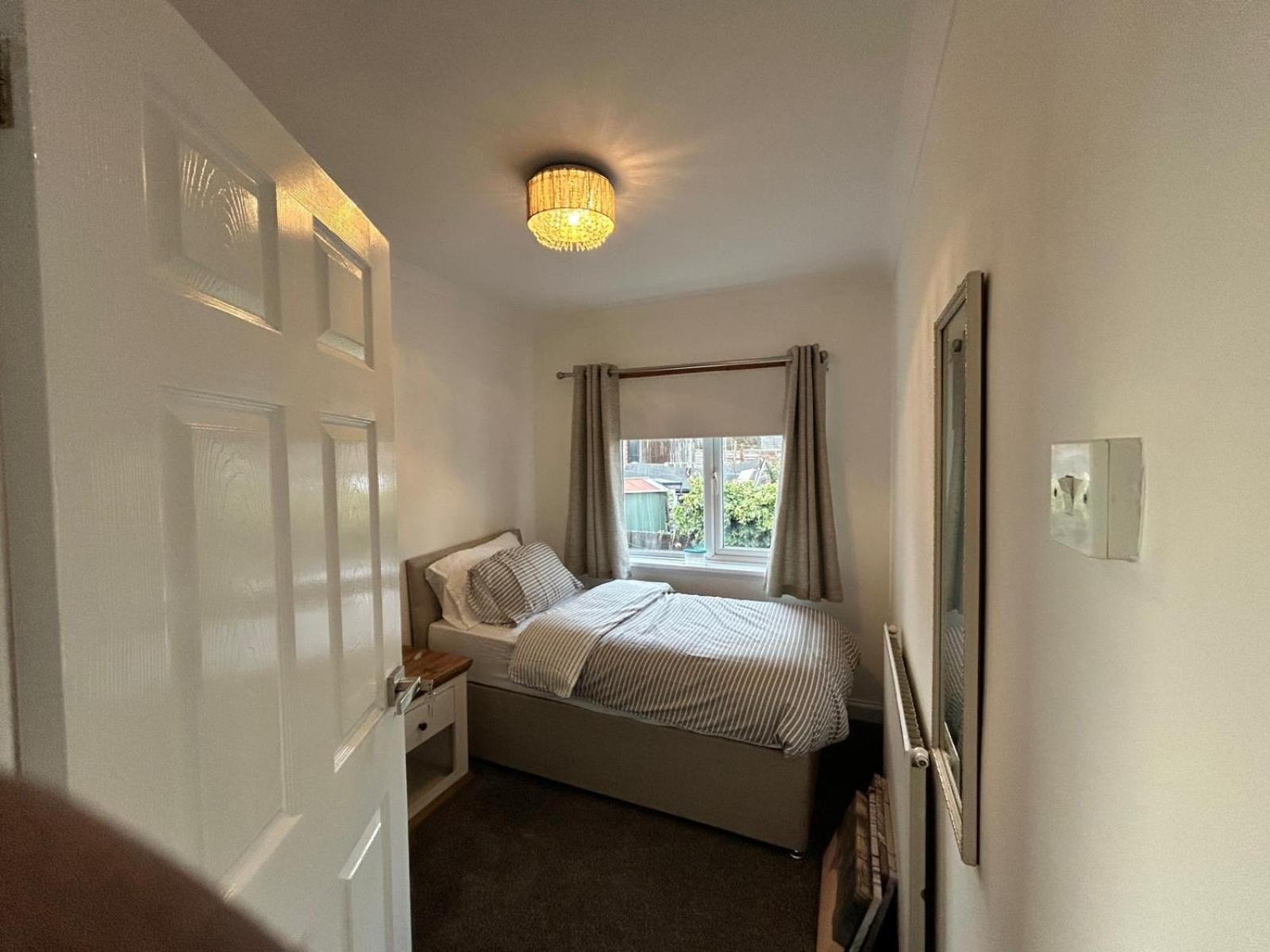 Homestay Quiet Single Near Queen Elizabeth Hospital And *