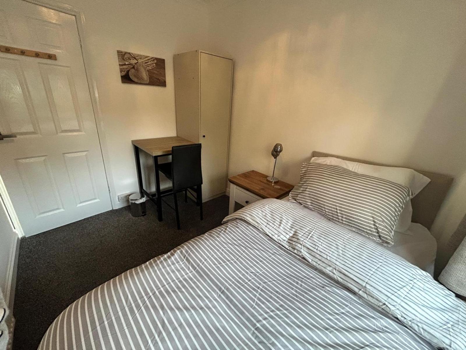 Homestay Quiet Single Near Queen Elizabeth Hospital And