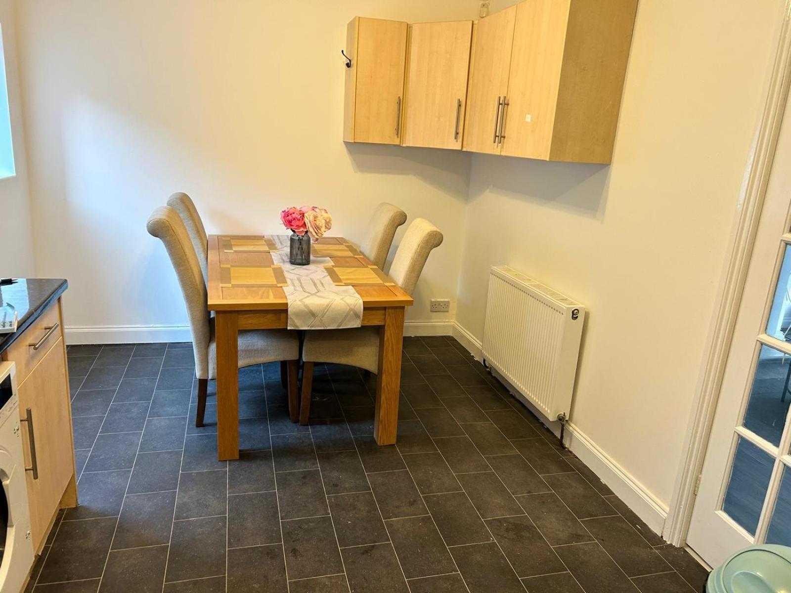 Quiet Single Near Queen Elizabeth Hospital And Homestay