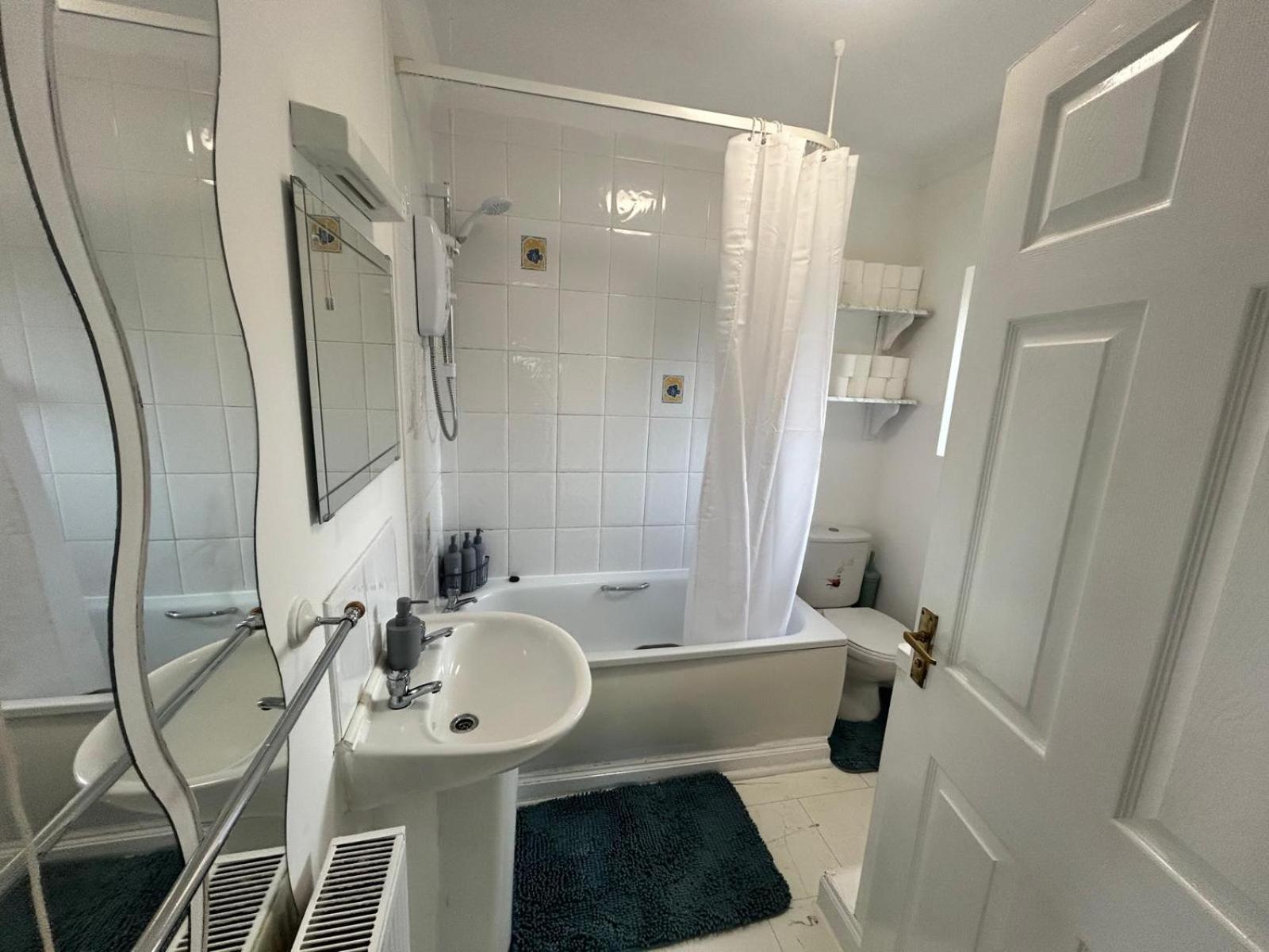 Homestay Quiet Single Near Queen Elizabeth Hospital And *
