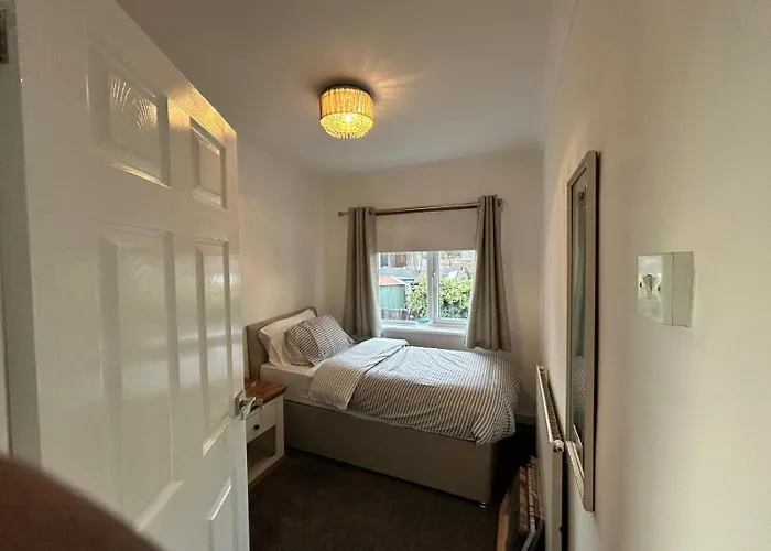 Quiet Single Room Near Queen Elizabeth Hospital And University